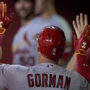 Nolan Gorman, de los Cardenales de San Luis, festeja con sus compañeros luego de batear un jonrón solitario ante los Diamondbacks de Arizona, en el segundo inning del juego del 26 de julio de 2023 (AP Foto/Matt York)