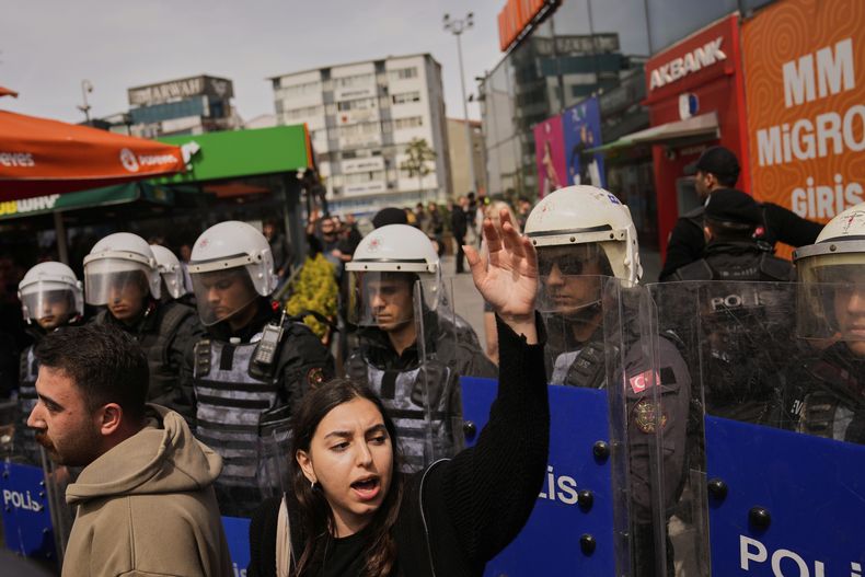 Una mujer grita consignas en una protesta fuera del tribunal de Caglayan, en Estambul, Turquía, el viernes 18 de abril de 2025, durante la audiencia de decenas de personas acusadas de asistir a manifestaciones prohibidas tras el arresto del alcalde de Estambul, Ekrem Imamoglu. (AP Foto/Khalil Hamra)