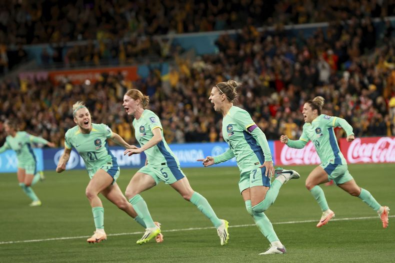 Steph Catley (segunda a la derecha) celebra tras marcar el segundo gol de Australia en la victoria 4-0 ante Canadá en el Mundial femenino, el lunes 31 de julio de 2023. (AP Foto/Hamish Blair)