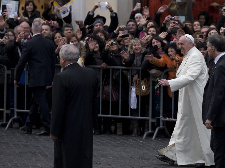 El papa Francisco llega a la Plaza de Espa&ntilde;a para rezar ante la estatua de la Virgen Mar&iacute;a, en el centro de Roma, el domingo 8 de diciembre de 2013, d&iacute;a de la festividad de la Inmaculada Concepci&oacute;n. (AP Foto/Alessandra Tarantin