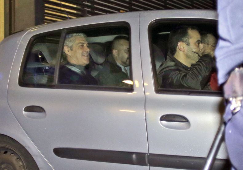 El ex primer ministro de Portugal Jose Socrates, en el asiento trasero del veh&iacute;culo a la izquierda, sale del juzgado tras un interrogatorio, en Lisboa, el 23 de noviembre de 2014. (Foto AP/Francisco Seco)