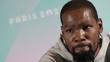 El basquetbolista estadounidense Kevin Durant durante una rueda de prensa de los Juegos Olímpicos, el jueves 25 de julio de 2024. (AP Foto/Michel Euler)