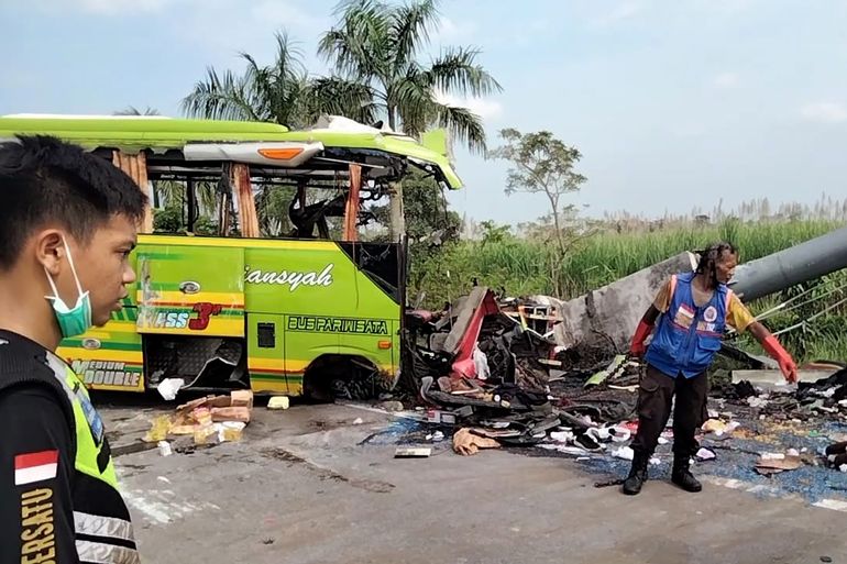 Accidente de bus turístico deja 14 muertos en Indonesia