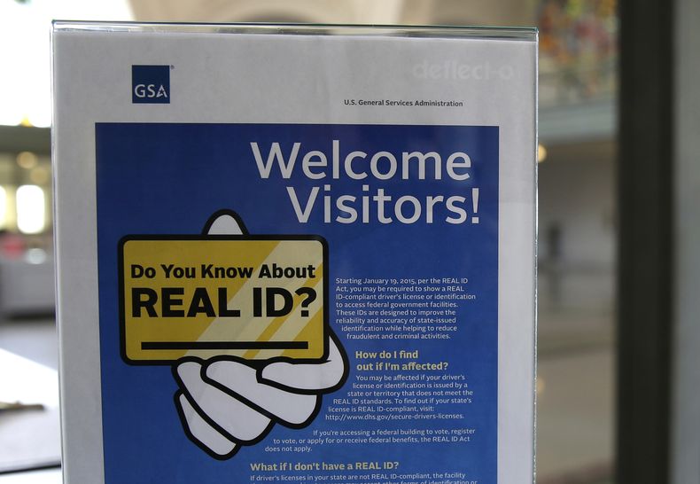 ARCHIVO - En esta fotografía del 6 de abril de 2016, un letrero en un tribunal federal en Tacoma, Washington, les informa a los visitantes acerca de la ley del gobierno federal sobre la identificación REAL ID. (AP Foto/Ted S. Warren, archivo)