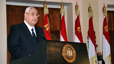 americateve | El presidente interino de Egipto, Adly Mansur, pronuncia en el palacio presidencial un discurso ante funcionarios y miembros de la comisi&oacute;n que enmendaron la constituci&oacute;n en El Cairo, el s&aacute;bado 14 de diciembre de 2013. Mansur exhort&o