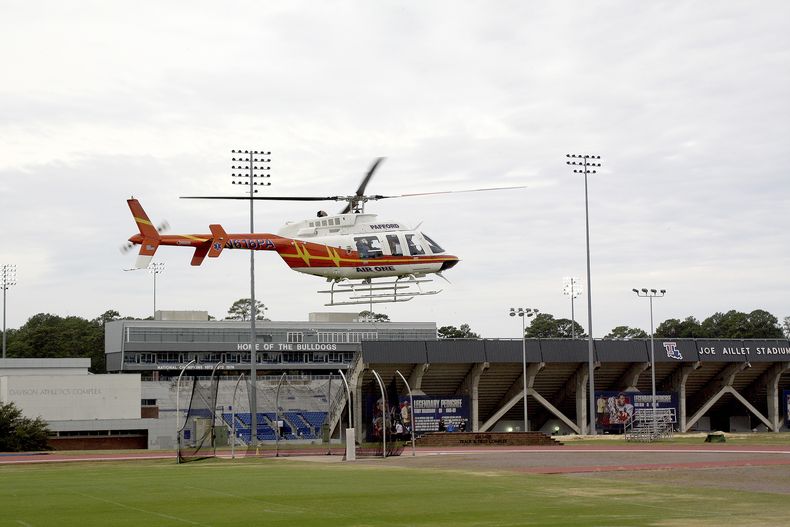 Un helicóptero de transporte médico de Pafford EMS despega ante el estadio Joe Aillet Stadium, en el campus de la Louisiana Tech University, para evacuar a una víctima de apuñalamiento en el Lambright Sports & Wellness Center, en Ruston, Luisiana, el lunes 13 de noviembre de 2023. (Caleb Daniel/Ruston Daily Leader via AP)