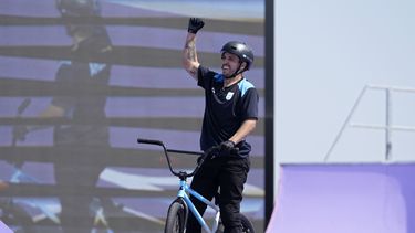 El argentino José Torres celebra durante la fase clasificatoria del BMX freestyle de los Juegos Olímpicos de París, el martes 30 de julio de 2024. (AP Foto/Frank Franklin II)