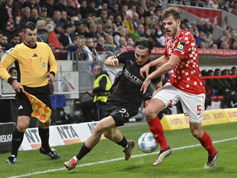 Maxim Leitsch del Mainz pelea por el balón con Rocco Reitz del Borussia Mönchengladbach en el encuentro de la Bundesliga del viernes 25 de octubre del 2024. (Torsten Silz/dpa via AP)