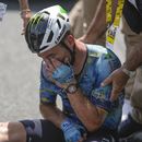 El británico Mark Cavendish recibe atención médica después de una caída en la octava etapa del Tour de Francia, un recorrido de 201 kilómetros (125 millas) desde Libourne hasta Limoges, Francia, el 8 de julio de 2023. (AP Foto/Thibault Camus)