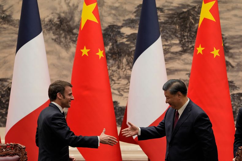 ARCHIVO - El presidente de Francia, Emmanuel Macron (izquierda), estrecha la mano de su homólogo de China, Xi Jinping, en el Gran Salón del Pueblo, en Beijing, el 6 de abril de 2023. (AP Foto/Ng Han Guan, Pool, archivo)