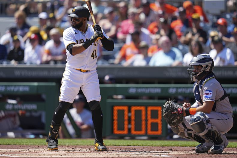 ARCHIVO - El reloj de pitcheo corre mientras el dominicano Carlos Santana, de los Piratas de Pittsburgh, espera un lanzamiento en el juego ante los Astros de Houston, el miércoles 12 de abril de 2023 (AP Foto/Gene J. Puskar, File)