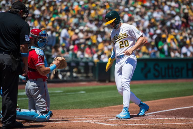 Zack Gelof (20), de los Atléticos, anota durante la primera entrada de un partido de béisbol contra los Angelinos de Los Ángeles en West Sacramento, California, el domingo 21 de junio de 2026. (Foto AP/Nic Coury)