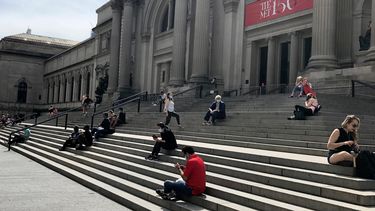 ARCHIVO - Personas sentadas afuera del Museo Metropolitano de Arte el 2 de mayo de 2020 en Nueva York. (Foto AP/Ron Blum, archivo)