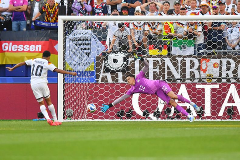 El alemán Jamal Musiala (10) anota un penal ante el portero paraguayo Orlando Gill (12) durante la tanda de penales del partido de dieciseisavos de final del Mundial, el lunes 29 de junio de 2026, en Foxboro, Massachusetts. (AP Foto/Steven Senne)