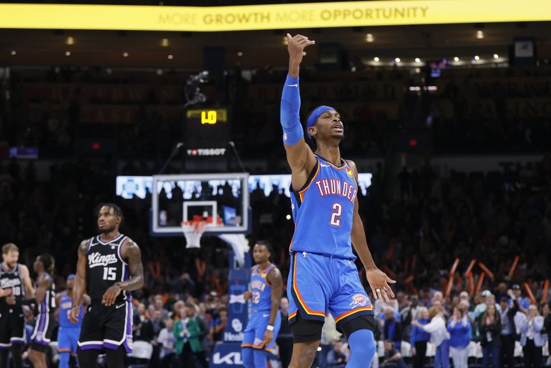 Shai Gilgeous-Alexander, base del Thunder de Oklahoma City, festeja en el encuentro del martes 9 de abril de 2024, ante los Kings de Sacramento (AP Foto/Nate Billings)