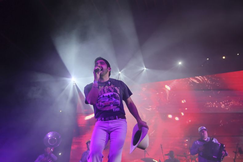 El cantante mexicano Joss Favela durante su presentación en el festival Arre en la Ciudad de México el 7 de septiembre de 2024. (Foto AP/Ginnette Riquelme)