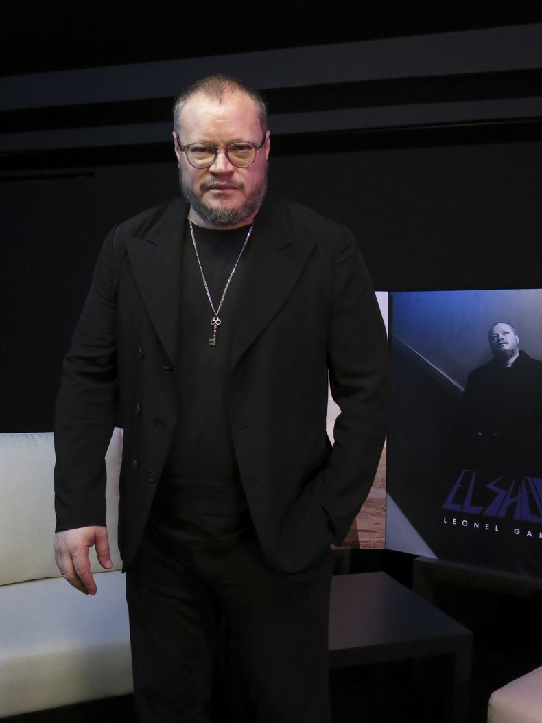 El músico mexicano Leonel García posa durante una entrevista sobre su álbum El show, en la Ciudad de México, el miércoles 11 de junio de 2025. (Foto AP/Berenice Bautista)