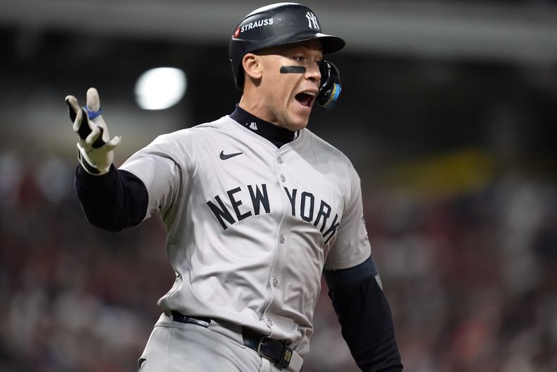 Aaron Judge, de los Yankees de Nueva York, celebra tras conectar un jonrón de dos carreras frente a los Guardianes de Cleveland, en el tercer juego de la Serie de Campeonato de la Liga Nacional, el jueves 17 de octubre de 2024 (AP Foto/Godofredo Vásquez )
