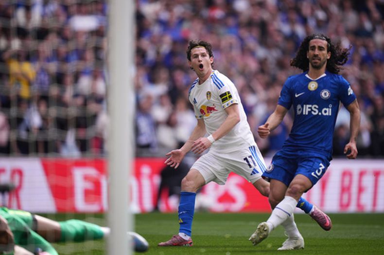 Brenden Aaronson (centro), del Leeds, reacciona tras fallar una oportunidad de gol durante el partido de fútbol de la semifinal de la Copa de la FA entre el Chelsea y el Leeds en Londres, Inglaterra, el domingo 26 de abril de 2026. (Foto AP/Alastair Grant)
