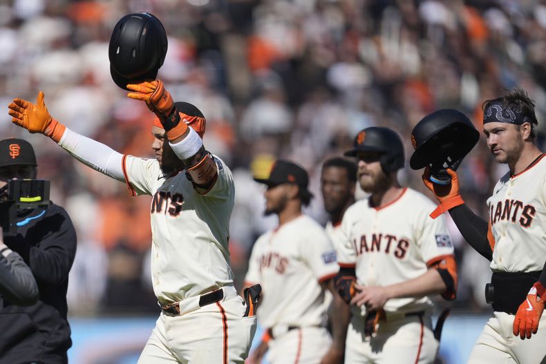 El venezolano Thairo Estrada, de los Gigantes de San Francisco, festeja luego de batear un doble productor en el noveno capítulo del juego ante los Padres de San Diego, el viernes 5 de abril de 2024 (AP Foto/Eric Risberg)