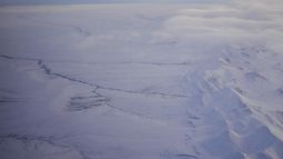 ARCHIVO - La llanura costera cubierta de nieve del Refugio Nacional Ártico de Vida Silvestre se ve, con la cordillera Brooks al fondo, el lunes 14 de octubre de 2024, cerca de Kaktovik, Alaska. (AP Foto/Lindsey Wasson)