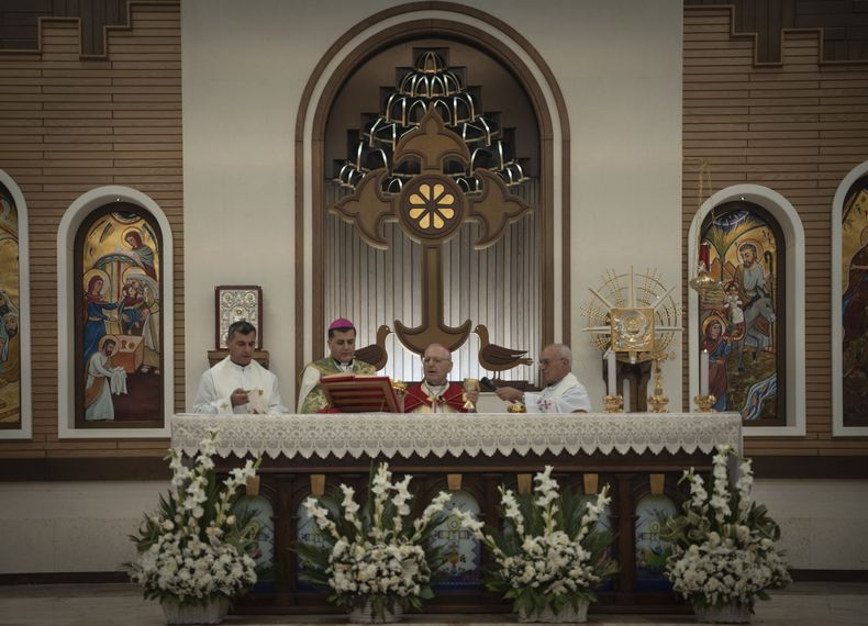 El patriarca caldeo Louis Sako preside una misa en la catedral Mar Youssef el domingo 30 de julio de 2023, en Irbil, Irak. (AP Foto/Julia Zimmermann/Metrography)