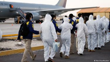 avion con migrantes venezolanos expulsados de chile aterrizo en maiquetia