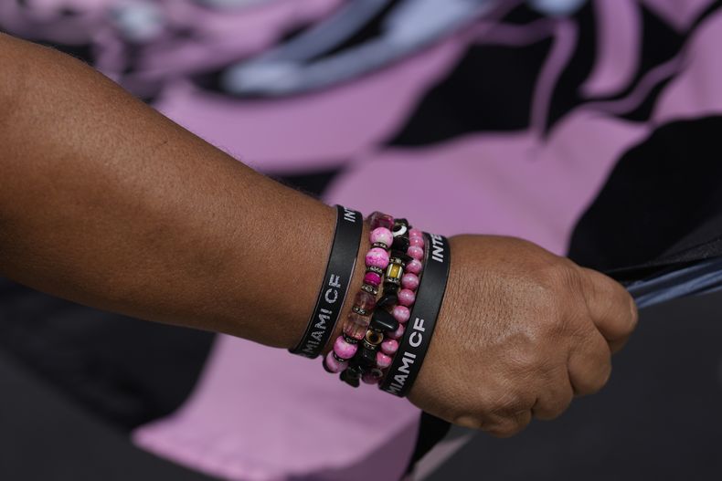 Una admiradora de Lionel Messi usa brazaletes del Inter Miami en el DRV Pink Stadium, con la esperanza de ver al futbolista el martes 11 de julio de 2023, en Fort Lauderdale, Florida (AP Foto/Rebecca Blackwell)
