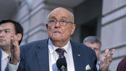 Rudy Giuliani habla después de salir de un tribunal federal en Washington, el viernes 10 de enero de 2025. (AP Foto/Jose Luis Magana)