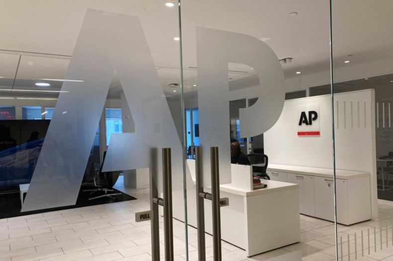 ARCHIVO - El logotipo de The Associated Press se muestra en la entrada de la oficina de la agencia de noticias en Nueva York, el 13 de julio de 2023. (Foto AP/Aaron Jackson, archivo)