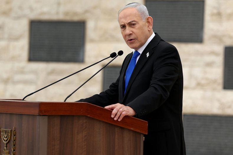 El primer ministro de Israel, Benjamin Netanyahu, asiste a una ceremonia conmemorativa por el Día del Recuerdo en memoria de los soldados caídos, o Yom HaZikaron, en el Cementerio Militar del Monte Herzl, en Jerusalén, el martes 21 de abril de 2026. (Ilia Yefimovich/Foto de la piscina vía AP)