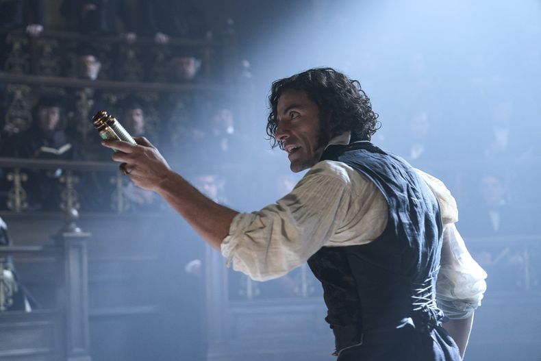 Esta imagen publicada por Netflix muestra a Oscar Isaac como Victor Frankenstein en una escena de Frankenstein. (Ken Woroner/Netflix via AP)