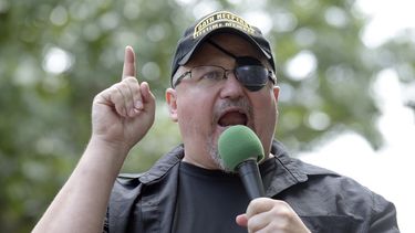 ARCHIVO - Stewart Rhodes, fundador del grupo extremista Oath Keepers, habla en un acto frente a la Casa Blanca, Washington, 25 de junio de 2017. Rhodes fue condenado a 18 años de prisión por conspiración sediciosa el jueves 25 de mayo de 2023, después de declarárselo culpable de encabezar un complot para mantener al presidente Donald Trump en el poder. (AP Foto/Susan Walsh, File)