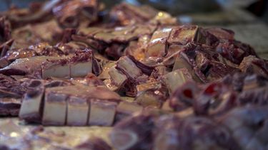 En Maracaibo, venezolanos compran carne podrida por apagones