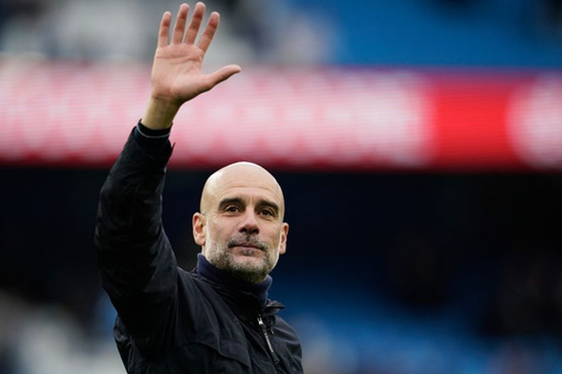 ARCHIVO - El técnico del Manchester City Pep Guardiola al final del partido contra Brentford en la Liga Premier, el sábado 9 de mayo de 2026, en Manchester. (AP Foto/Dave Thompson)