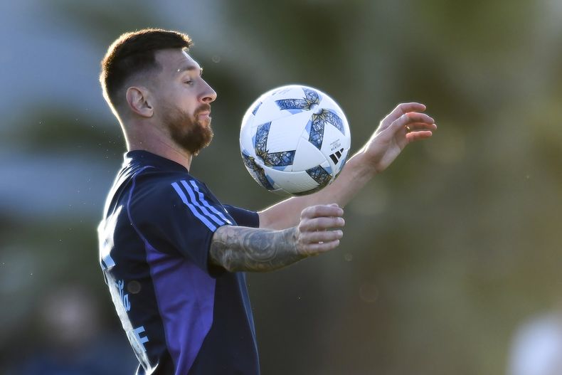 El delantero argentino Lionel Messi durante un entrenamiento de la selección, el martes 14 de noviembre de 2023, en Buenos Aires. (AP Foto/Gustavo Garello)