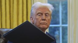El presidente estadounidense Donald Trump firma órdenes ejecutivas en el Despacho Oval de la Casa Blanca, en Washington, el jueves 30 de enero de 2025. (AP Foto/Evan Vucci)