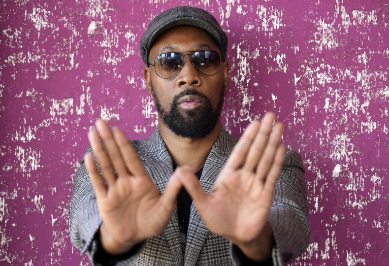 El músico, actor y cineasta RZA posa para un retrato en su oficina, el miércoles 28 de agosto de 2024, en Los Ángeles. (Foto AP/Chris Pizzello)