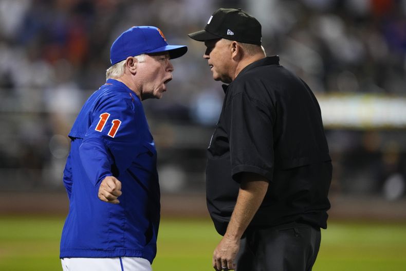 El manager Buck Showalter, de los Mets de Nueva York, discute con el umpire de primera base, Ron Kulpa, durante la octava entrada en el juego de béisbol en contra de los Cerveceros de Milwaukee, el miércoles 28 de junio de 2023, en Nueva York. (AP Foto/Frank Franklin II)