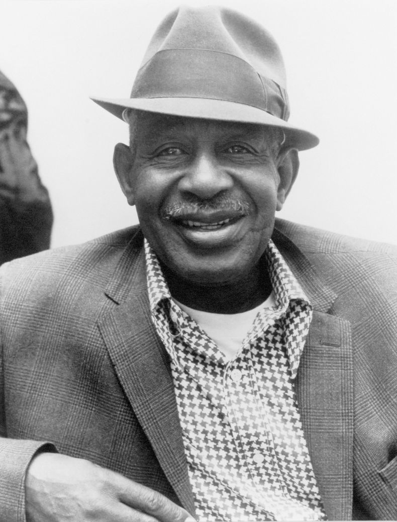 Esta imagen proporcionada por los herederos de Dick Waterman muestra a Arthur Crudup, quien escribió la canción Thats All Right, que Elvis Presley grabó más tarde como su primer sencillo. Crudup recibió escasas regalías por su creación por un contrato discográfico que destinó el dinero a su mánager. Crudup murió en 1974, dejando atrás uno de los relatos más crudos de explotación de los artistas negros en el siglo XX. (Dick Waterman via AP)