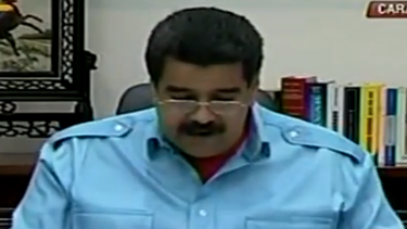 americateve | Paradójicamente  manteniendo el envió gratuito de petróleo a Cuba.  Además, se confirmó que el ministerio de la defensa de Venezuela condecoró a un grupo de militares cubanos que participan en operaciones en Caracas.