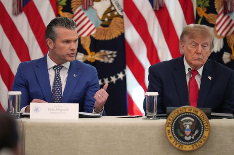 El presidente Donald Trump escucha mientras el secretario de Defensa Pete Hegseth habla en una mesa redonda en el Salón Este de la Casa Blanca, el miércoles 21 de octubre de 2026, en Washington. (Foto AP/Alex Brandon)
