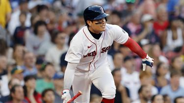 Yu Chang de los Medias Rojas de Boston corre en su sencillo impulsador de dos carreras durante el segundo episodio del juego ante los Atléticos de Oakland, en Boston. Viernes 7 de julio de 2023. (AP Foto/Michael Dwyer)