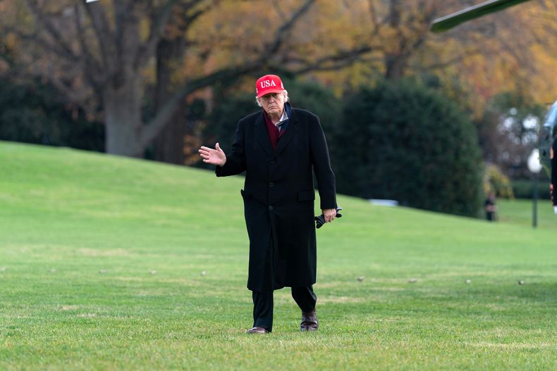 El presidente estadounidense Donald Trump saluda a la prensa en los jardines de la Casa Blanca en Washington el 22 de noviembre del 2025. (AP foto/Jose Luis Magana)