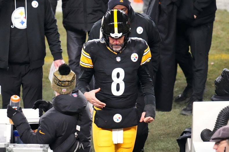 Aaron Rodgers (8), quarterback de los Steelers de Pittsburgh, camina hacia la línea lateral para ser revisado por una lesión durante la segunda mitad de un juego de fútbol americano de la NFL contra los Bills de Búfalo, el domingo 30 de noviembre de 2025, en Pittsburgh. (AP Photo/Gene J. Puskar)