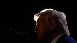 El presidente estadounidense Donald Trump habla en la Conferencia de Asuntos de Miembros Republicanos, el lunes 9 de marzo de 2026, en Trump National Doral Miami en Doral, Florida. (AP Foto/Mark Schiefelbein)