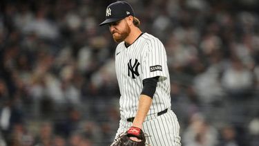 Paul Blackburn, lanzador de los Yankees de Nueva York, camina hacia la cueva luego de ser retirado del tercer juego de la serie divisional de la Liga Americana ante los Rays de Tampa Bay, el miércoles 7 de octubre de 2026 (AP Foto/Yuki Iwamura)