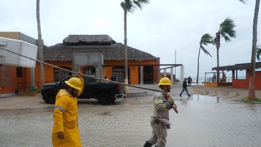 Trabajadores remolcan una embarcación a tierra mientras el huracán Polo se aproxima a Puerto San Carlos en el estado de Baja California, en México, el lunes 28 de septiembre de 2026. (AP Foto/Eduardo Verdugo)