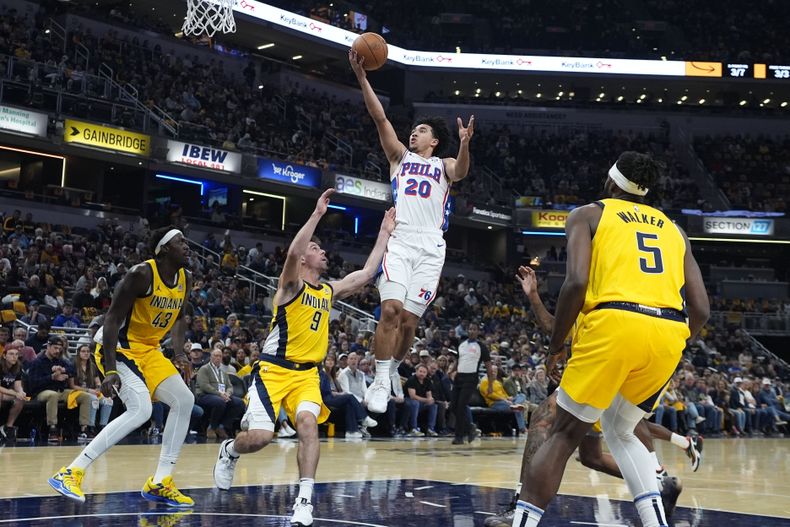 Jared McCain de los 76ers de Filadelfia salta para anotar frente a T.J. McConnell de los Pacers de Indiana en el encuentro de la NBA del domingo 27 de octubre del 2024. (AP Foto/Darron Cummings)