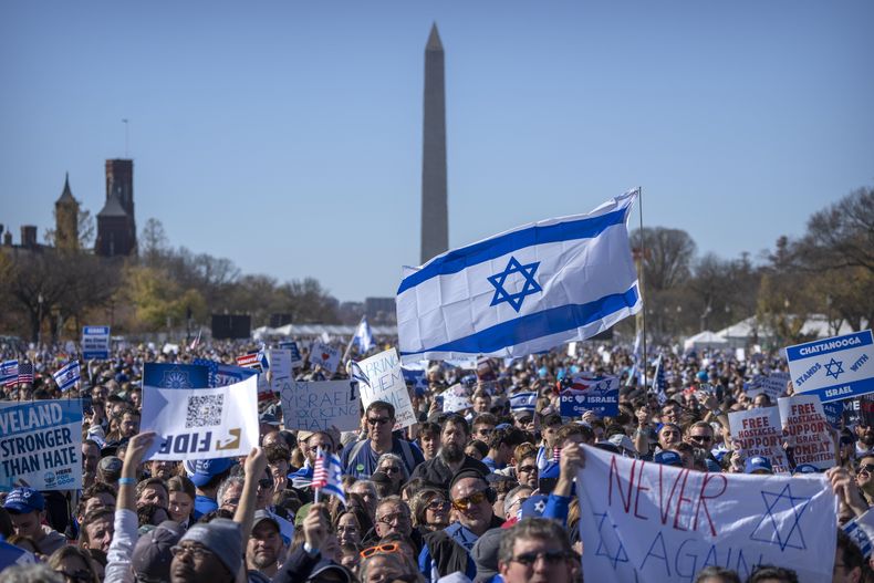 Una multitud de simpatizantes se congrega en el parque de monumentos nacionales National Mall, el martes 14 de noviembre de 2023, en Washington. (AP Foto/Mark Schiefelbein)